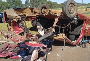 Carro capota após colisão com caminhonete em Trevo
