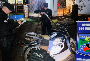 Motociclista tenta fugir de abordagem, sofre acidente e é preso com moto roubada no Brasil