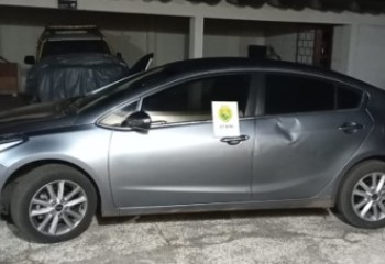 PM recupera carro furtado e prende jovem que levaria maconha para SC