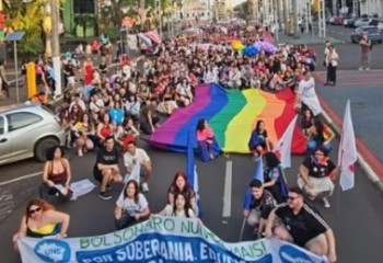 Parada LGBTQIA+ reúne público e promove caminhada pela diversidade