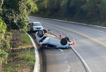 Carro capota em acidente com motocicleta na BR-282