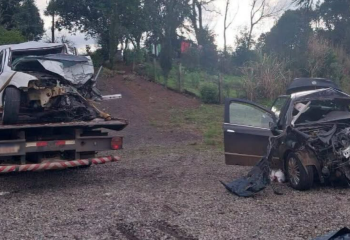 Colisão entre dois carros deixa quatro mortos e dois feridos no Paraná