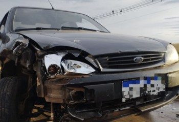 Motorista foge após colisão entre carro e Jeep na SC-163