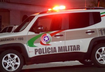 Inconformado com separação, homem danifica porta de vidro e fere ex-mulher