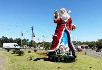 Prefeitura retira decoração de Natal do trevo das BRs 282 e 163