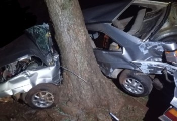 Jovens ficam gravemente feridos após carro sair da pista e bater contra árvore na SC-160