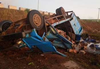 Duas pessoas morrem após caminhão carregado com carvão tombar no Paraná