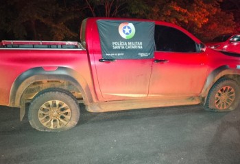 PM monta barreira no trevo de Flor de Sertão e recupera Hilux furtada no RS