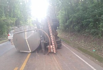 Caminhão sai da pista e tomba na SC-305