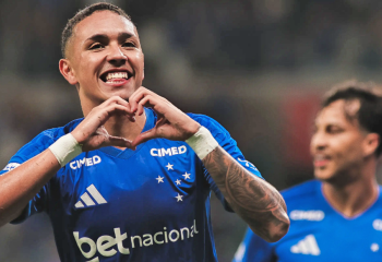 Cruzeiro goleia o Vitória no Mineirão e conquista primeira vitória em casa no Brasileirão