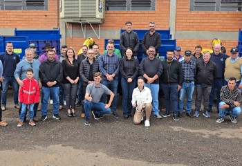 Administração entrega novos implementos agrícolas