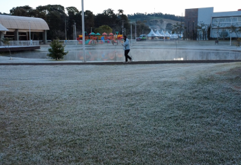 Geada marca amanhecer em Bom Jesus do Sul e muda rotina de moradores