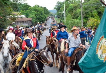 Fé e tradição marcam cavalgada que reuniu mais de 300 cavaleiros