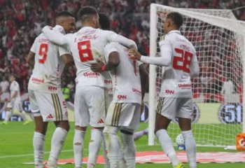 Inter goleia o Vasco no Beira-Rio e sobe na tabela do Brasileirão