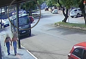 Carro sobe em rótula em construção na Avenida Paraná