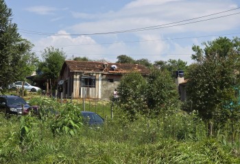 Fortes ventos causam destruição e deixam moradores em meio aos prejuízos