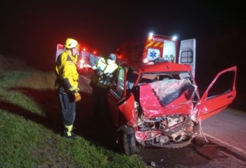 Homem morre após colisão frontal entre carro e carreta na BR-282, em Bom Retiro
