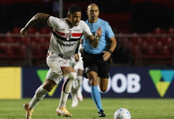 São Paulo vence o Flamengo de virada e ameniza a crise fora de campo