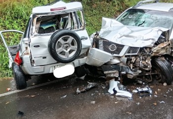 Colisão entre carro e caminhonete deixa ferido preso às ferragens na SC-157