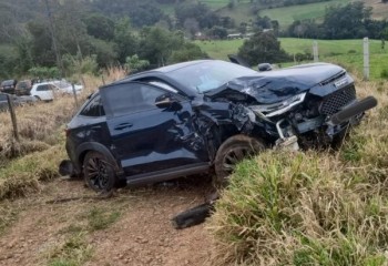 Colisão entre dois veículos deixa quatro feridos na BR-163