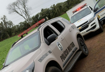 Suspeito morre em confronto com a PM após roubo de veículo no Oeste de SC