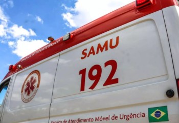Motociclista sem capacete tenta fugir da PM, mas acaba caindo