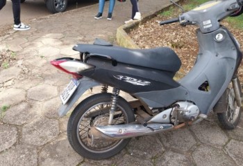 Condutora de moto fica ferida após colisão com carro