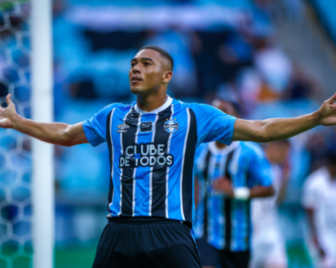 Com três de Carlos Vinícius, Grêmio goleia o São Luiz e dorme na liderança do grupo B do Gauchão