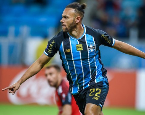 Grêmio vence Palestino e segue na briga pela liderança do grupo na Sul-Americana