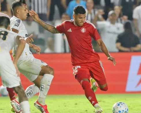 Neymar marca, mas Santos leva gol no fim, perde para o Inter e Vojvoda é demitido