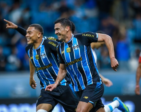 Grêmio vence Athletico por 2 a 0, deixa o Z4 e ganha posições no Brasileirão