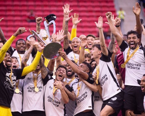 Corinthians vence o Flamengo em Brasília e conquista o título da Supercopa Rei