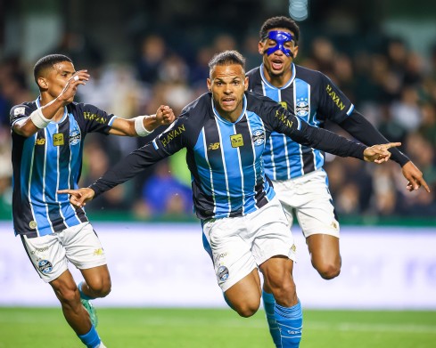 Grêmio vence o Coritiba com gol de Braithwaite no último lance da partida