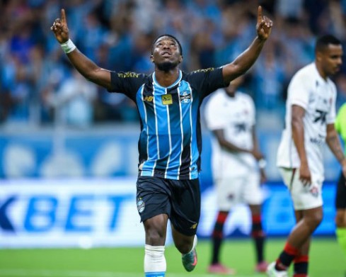 Grêmio vence o Vitória na Arena e sobe na tabela do Brasileirão