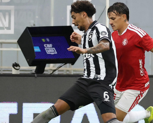 Botafogo abre vantagem duas vezes, mas Internacional arranca empate em Brasília