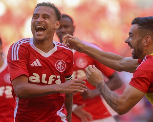 Internacional vence RB Bragantino e confirma permanência na Série A