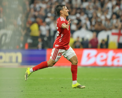 Bernabei marca golaço e garante vitória do Inter sobre o Corinthians em Itaquera