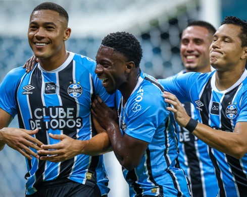 Com hat-trick de Carlos Vinícius, Grêmio goleia o Botafogo na Arena