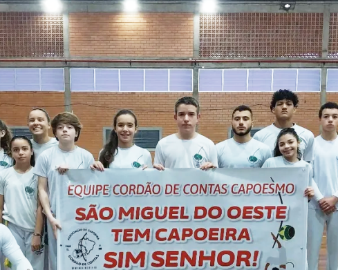 Jovens de São Miguel do Oeste garantem medalhas em campeonato regional de capoeira