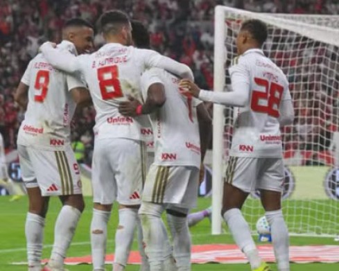 Inter goleia o Vasco no Beira-Rio e sobe na tabela do Brasileirão