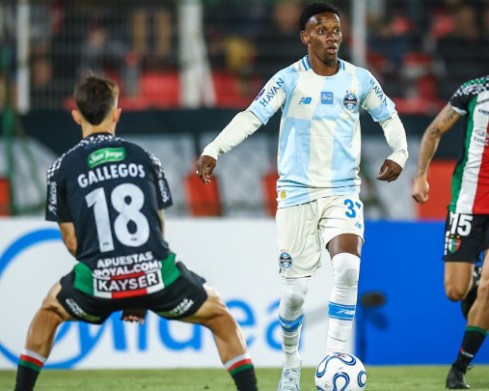 Carlos Vinícius perde três pênaltis, e Grêmio empata com Palestino pela Sul-Americana