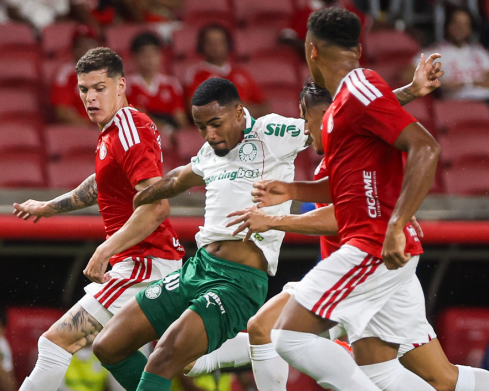 Palmeiras bate o Inter no Beira-Rio e assume a liderança do Brasileirão