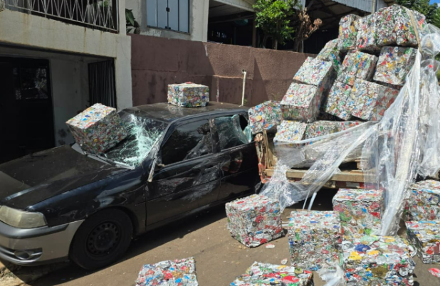 Motorista foge de tentativa de abordagem, provoca acidente e escapa para a Argentina