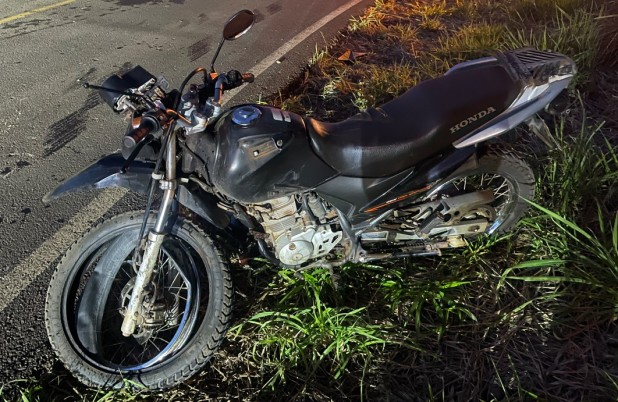 Motociclista fica ferida ao colidir com caminhão na Linha São José