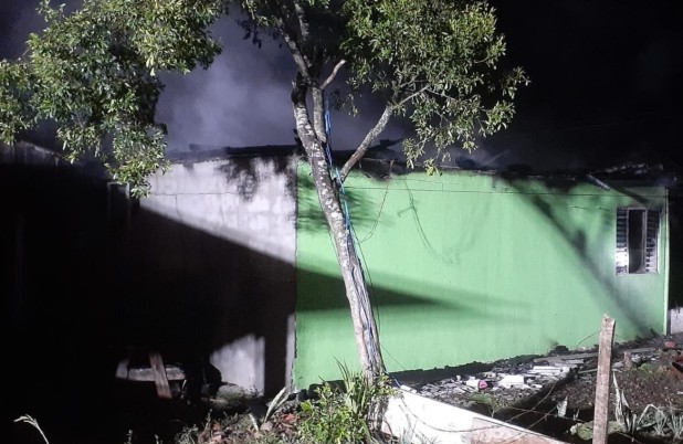 Incêndio destrói casa no bairro São Silvestre