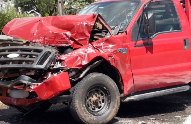 Colisão frontal entre caminhão e caminhonete deixa um ferido na BR-163