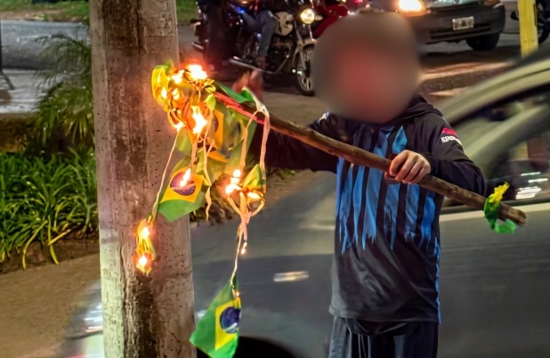 Após eliminação do Brasil, criança argentina queima bandeira; isso não é rivalidade, é falta de respeito