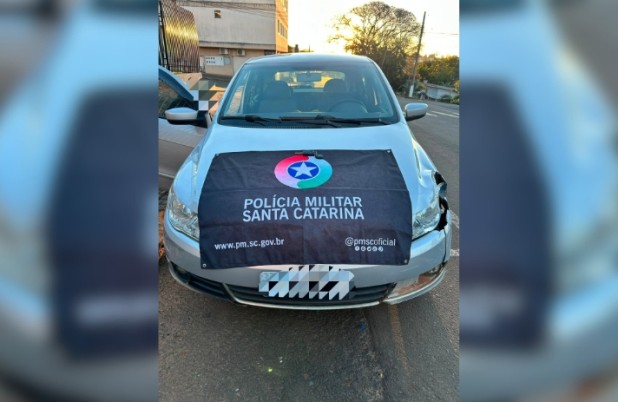 Mulher é presa com carro furtado durante abordagem da Polícia Militar