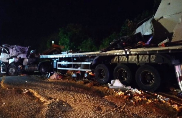 Dois motoristas morrem em colisão entre duas carretas na BR-163