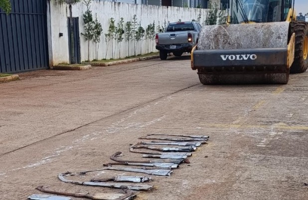 Polícia destrói 50 escapamentos irregulares apreendidos em motocicletas